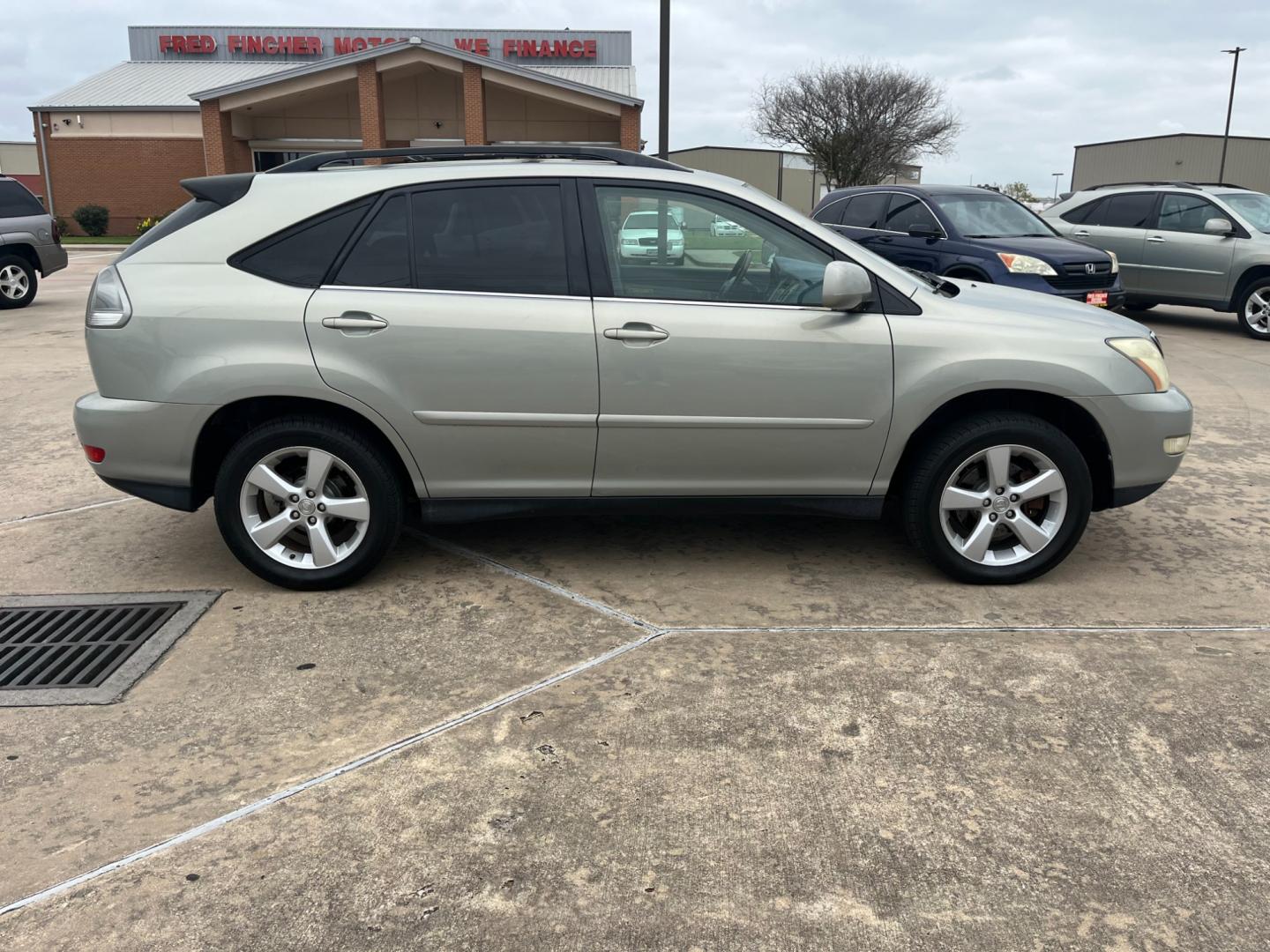 2004 SILVER /TAN Lexus RX 330 (JTJGA31U340) with an 3.3 engine, Automatic transmission, located at 14700 Tomball Parkway 249, Houston, TX, 77086, (281) 444-2200, 29.928619, -95.504074 - Photo#7